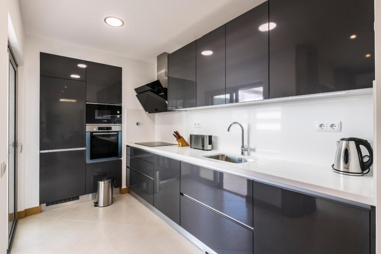 Coolhouses Lagos, 2 Bed Stylish City Flat, Rooftop Shared Pool, Clayheart Bagian luar foto
