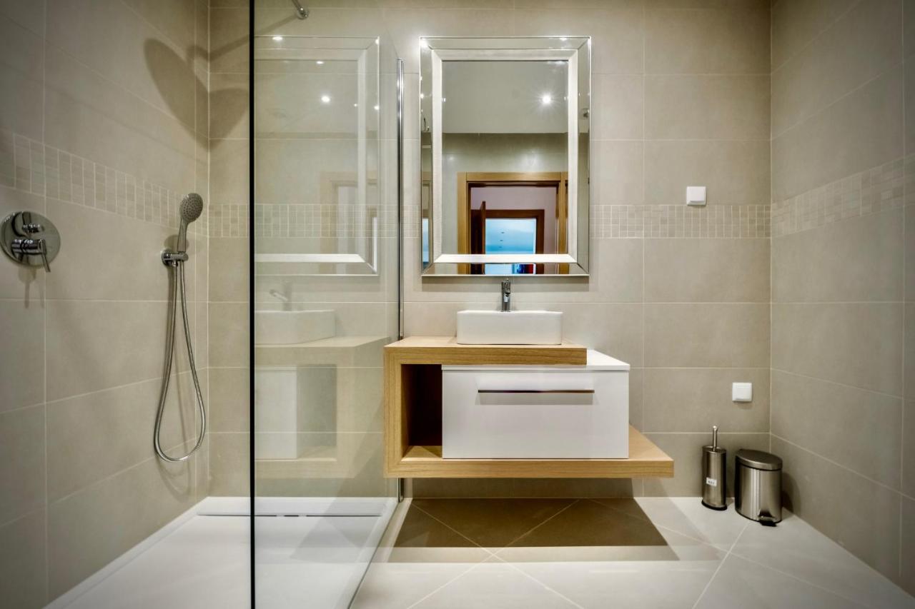 Coolhouses Lagos, 2 Bed Stylish City Flat, Rooftop Shared Pool, Clayheart Bagian luar foto