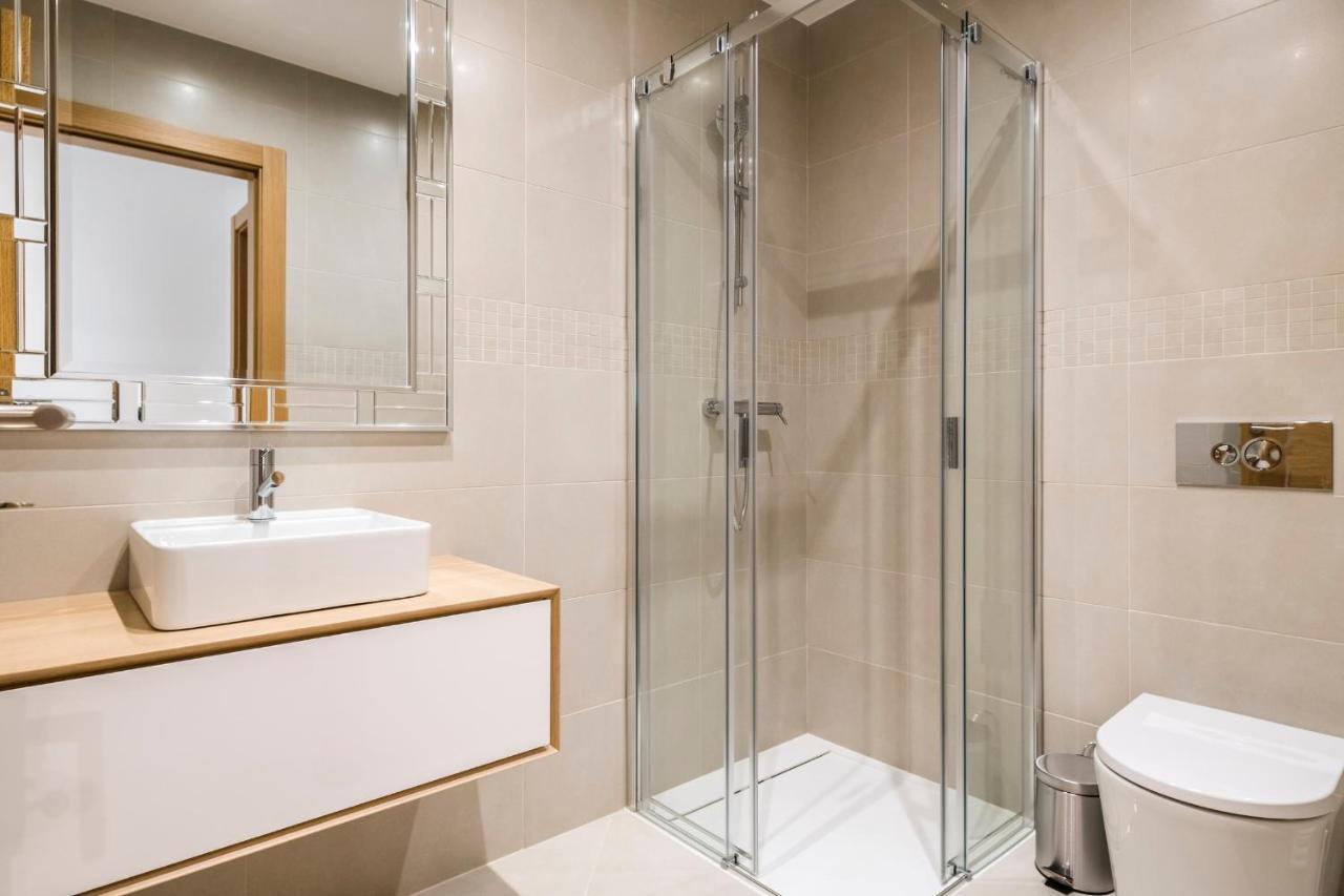 Coolhouses Lagos, 2 Bed Stylish City Flat, Rooftop Shared Pool, Clayheart Bagian luar foto