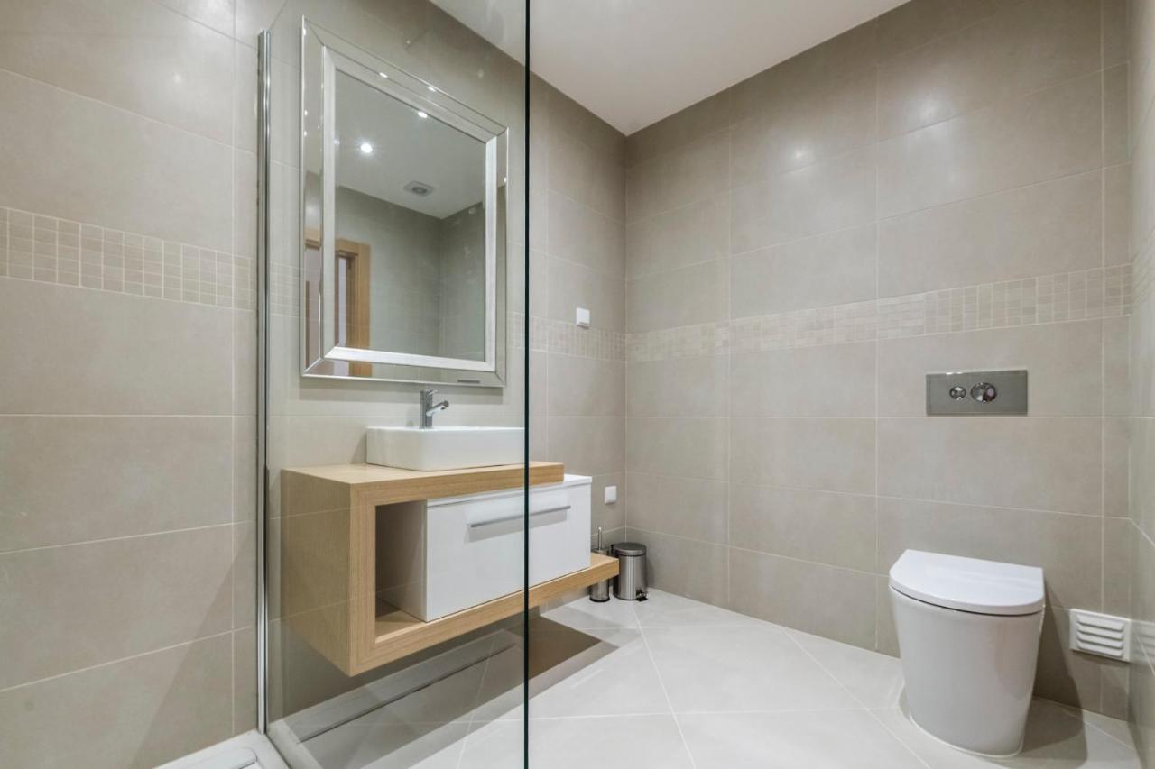 Coolhouses Lagos, 2 Bed Stylish City Flat, Rooftop Shared Pool, Clayheart Bagian luar foto