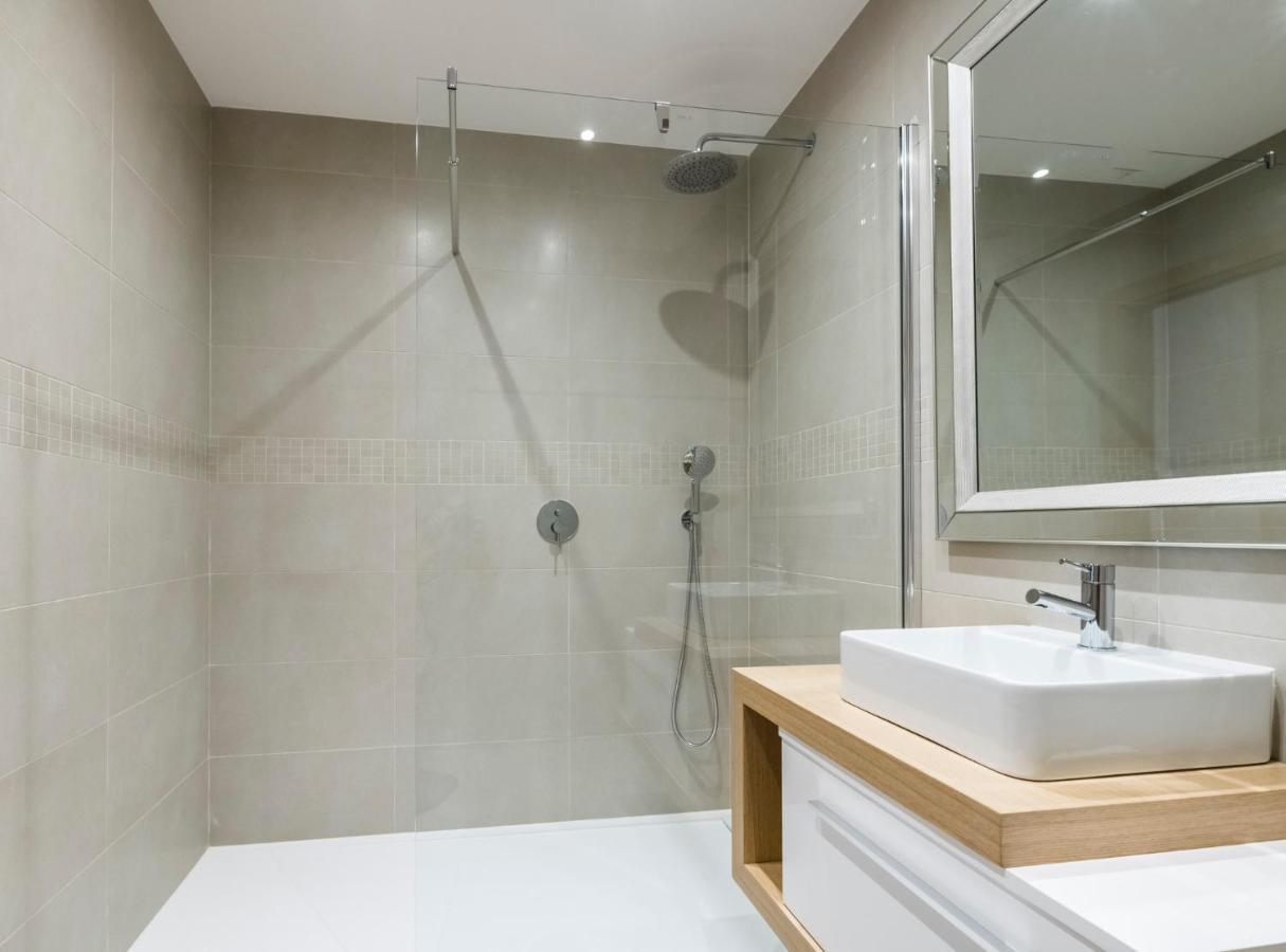 Coolhouses Lagos, 2 Bed Stylish City Flat, Rooftop Shared Pool, Clayheart Bagian luar foto