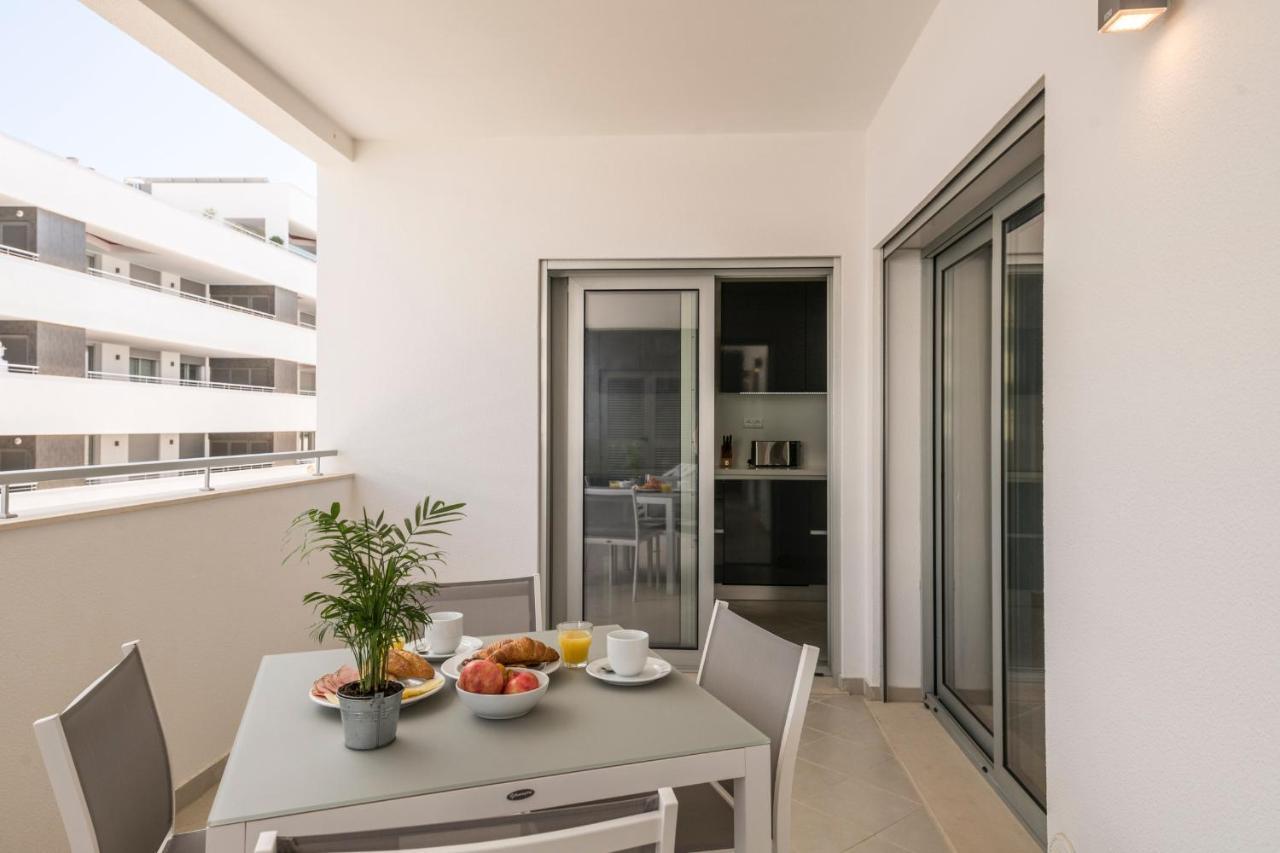 Coolhouses Lagos, 2 Bed Stylish City Flat, Rooftop Shared Pool, Clayheart Bagian luar foto